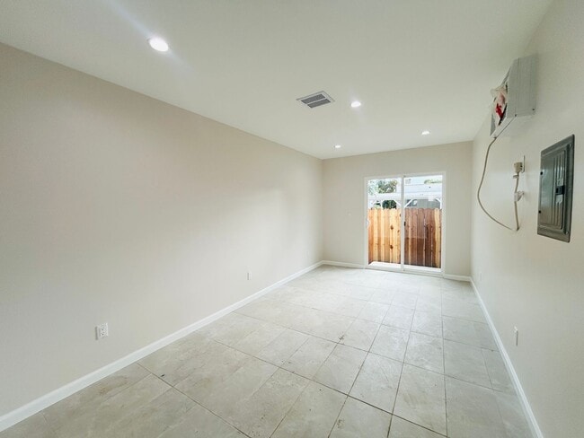 14210 Sylvan St Unit Studio
