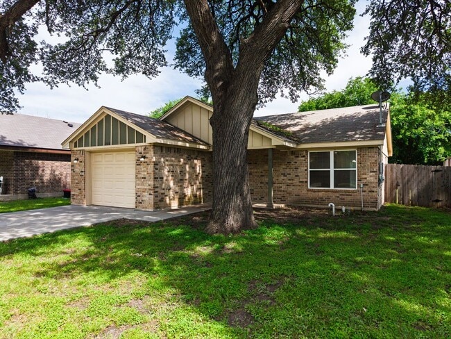 Building Photo - Newer Brick 3/2 Home
