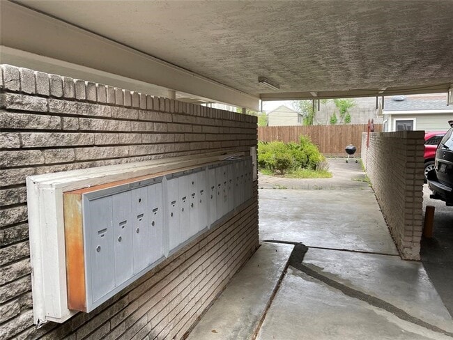 Building Photo - 2006 Sul Ross St Unit 4