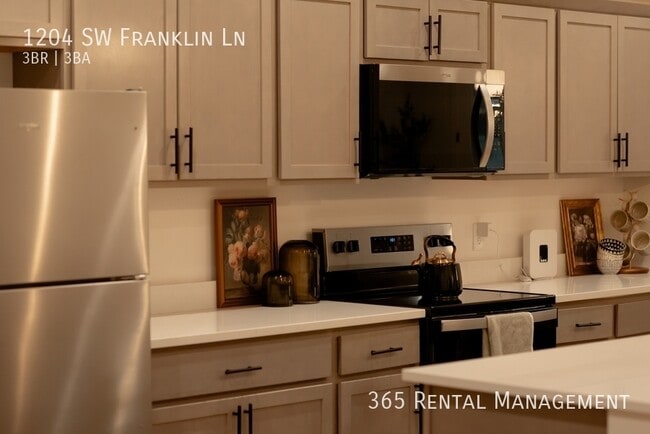 Photo - 1204 SW Franklin Dr