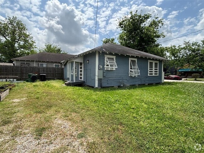 Building Photo - 3301 Dennis St Rental