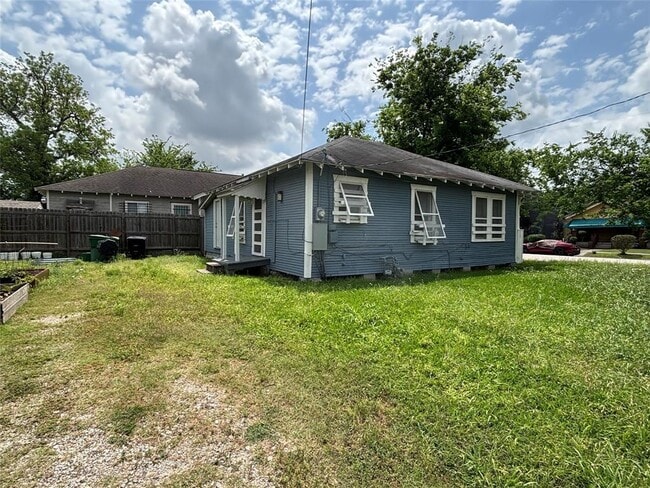Building Photo - 3301 Dennis St Rental