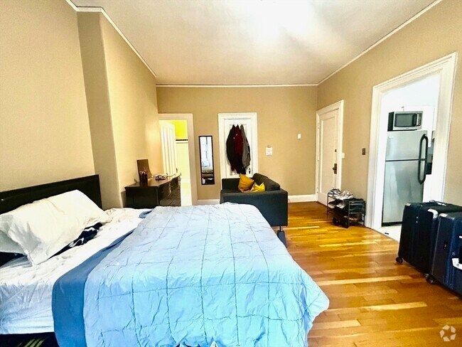 Building Photo - 229 Newbury St Unit 2 Rental
