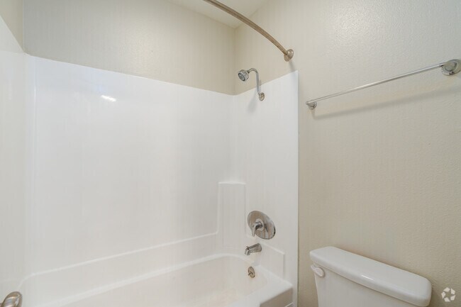 1BR, 1BA - 670SF - Bathroom