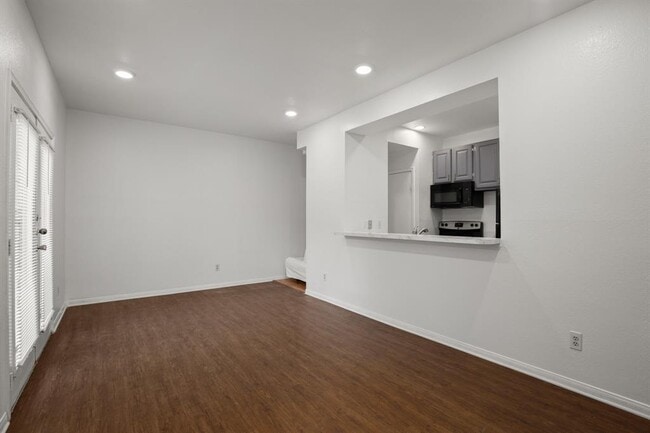 Photo - 1006 1/2 W 22nd St Unit 304