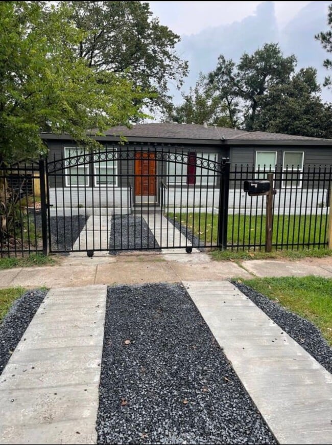 Building Photo - 425 Plymouth St