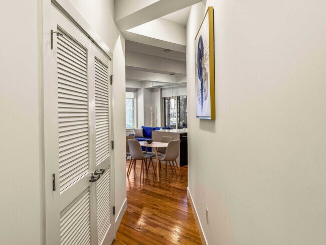 Photo - 236 W Thompson St Unit ID1055961P