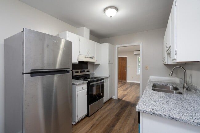 Photo - 745 Arbor St NE