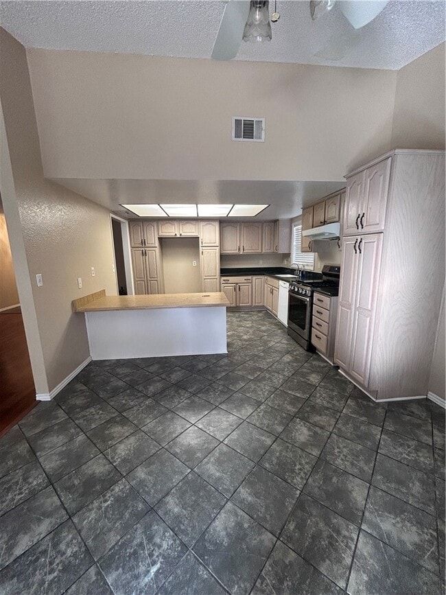 Photo - 1053 N Wisteria Ave