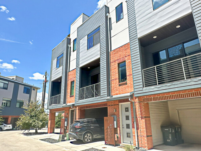 Photo - 1606 N Hackberry St Townhome