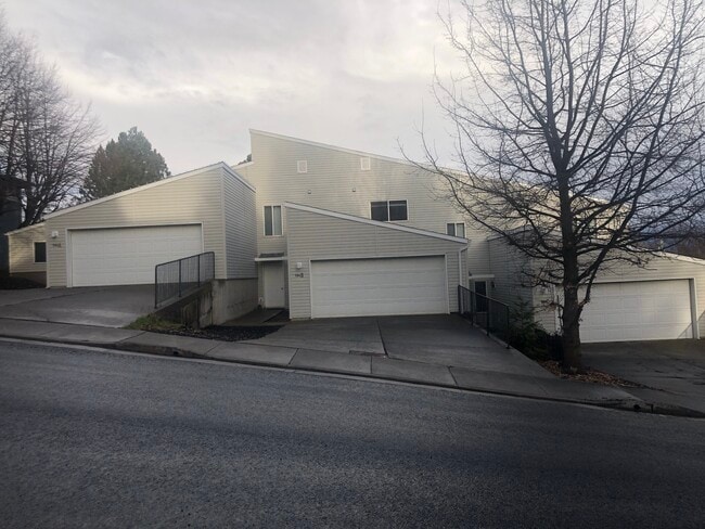 Building Photo - 504 SW City View St Unit C