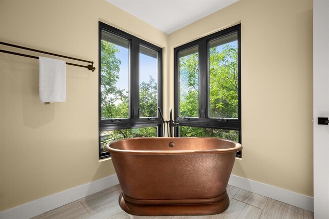 Photo - 1405 Parkinson Dr