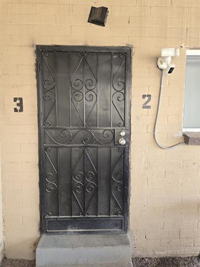 Building Photo - 2610 S Mission Rd Unit 2