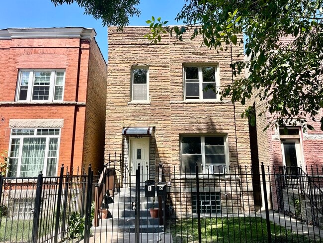 Building Photo - 3434 W Le Moyne St Unit 2