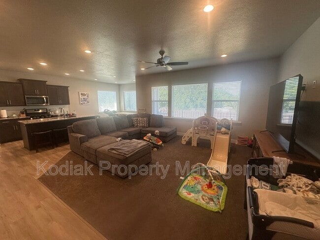 Photo - 192 Derrah Dr