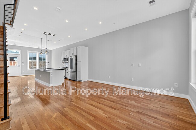 Photo - 638 Newton Pl NW