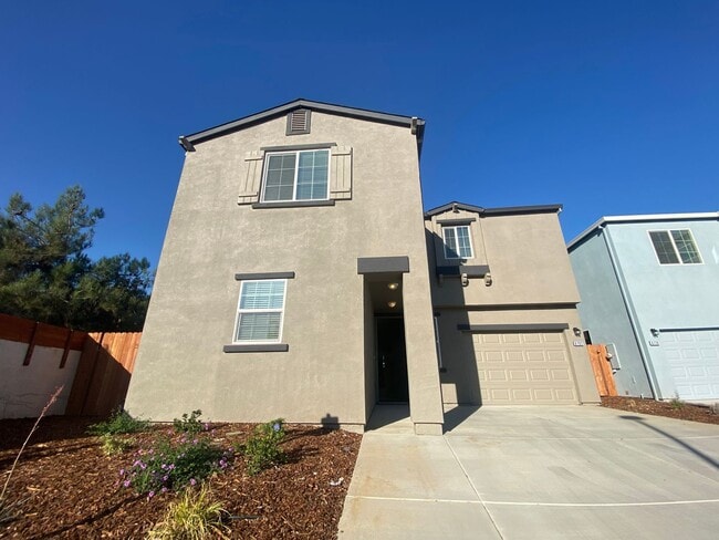 Building Photo - Modern 4 Bedroom 2.5 Bath Home in Gated Winding Meadow Village