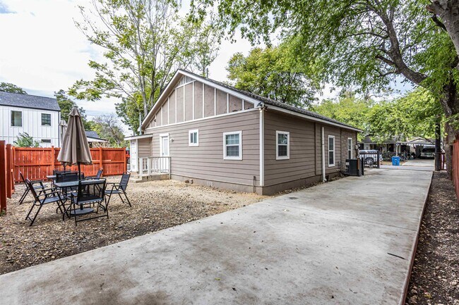 1202 Center St