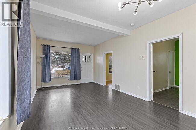 Photo - 3168 Wyandotte St W