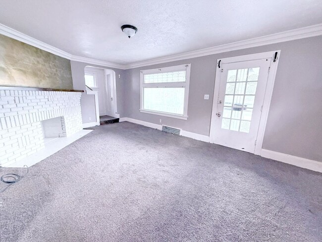 Building Photo - 3 BED 1 BATH BEAUTIFUL SINGLE FAMILY HOME
