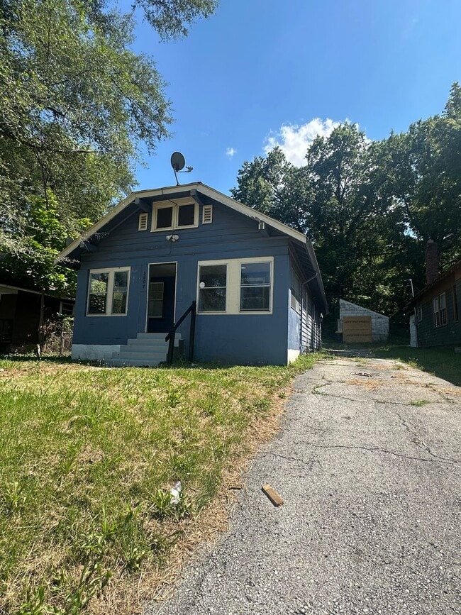 Photo - This is a 3bedroom 1 Full bathroom house which has a spacious living room, dining room and full k...