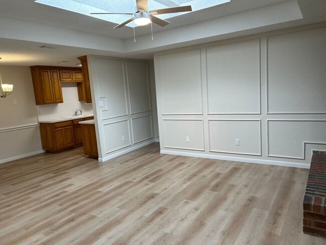 Building Photo - 6616/6618 Parkview Lane Unit 6616 Parkview Lane