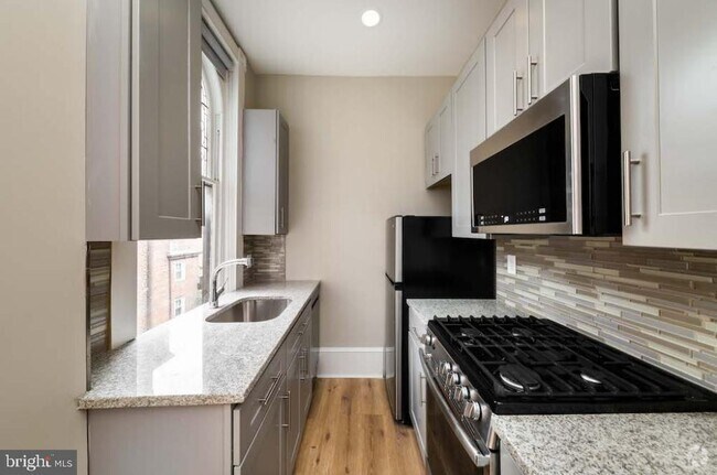 Building Photo - 2011 Spruce St Unit 2F Rental