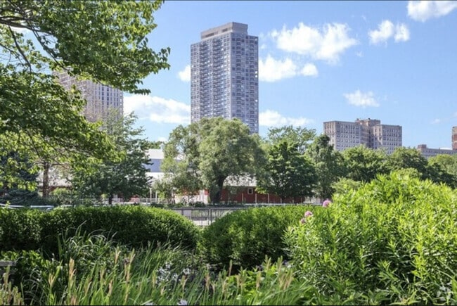 Building Photo - 2020 N Lincoln Park W Unit 14B Rental