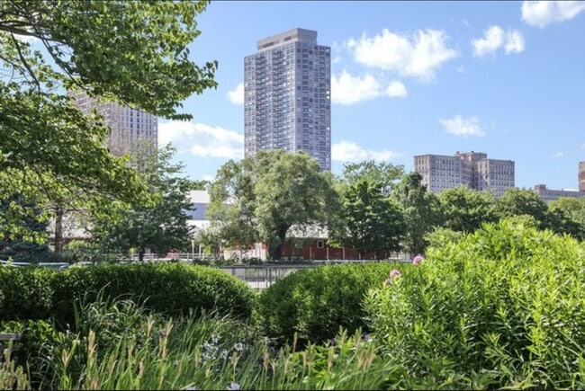 Building Photo - 2020 N Lincoln Park W Unit 14B Rental