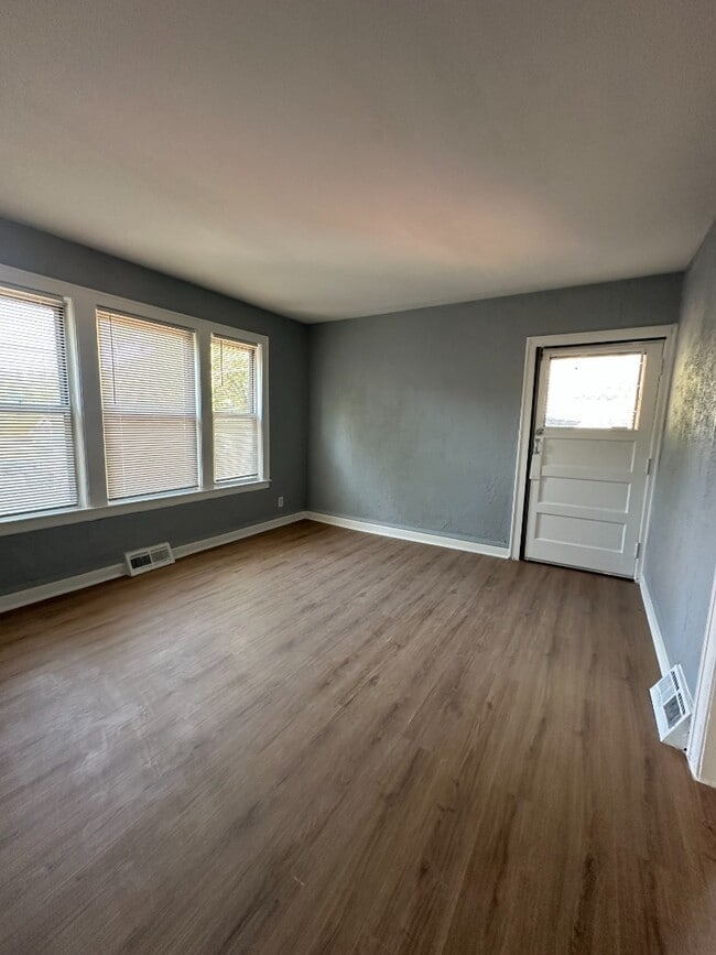 Building Photo - Freshly updated 3BR/1BA apartment in South... Unit 2