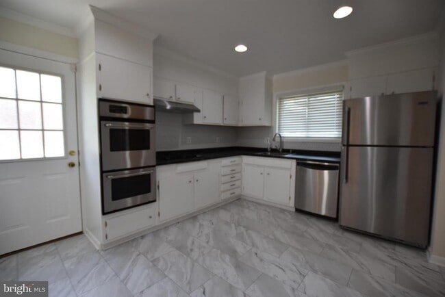 Photo - 4015 Heathfield Rd
