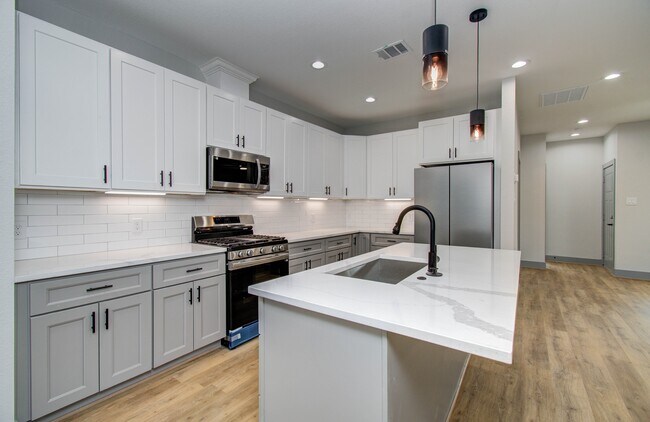 Photo - 837 S Victory Dr