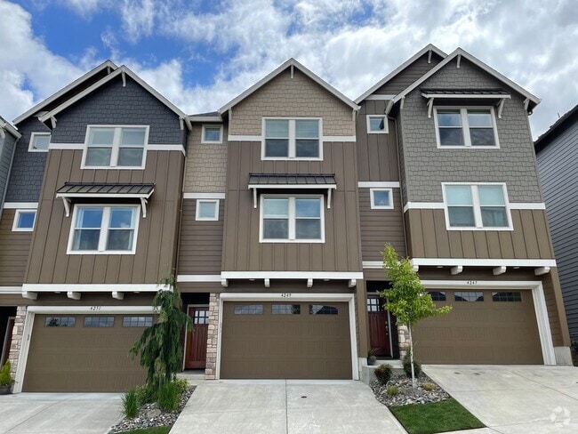 Building Photo - LUXURY 4 Bed Camas Townhome! Gated Communi...