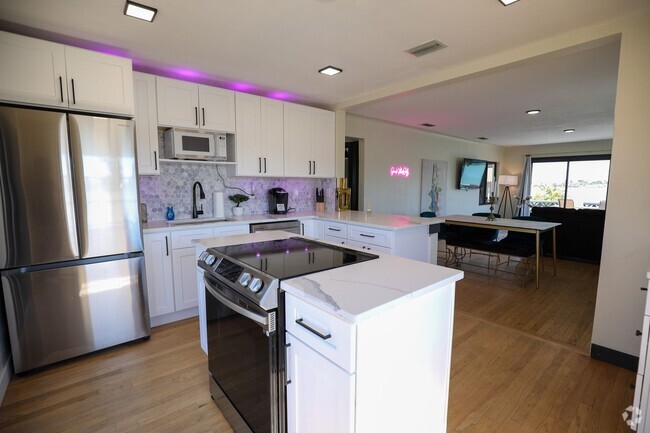 Building Photo - Fully Furnished Luxury Waterfront Unit w/i... Rental