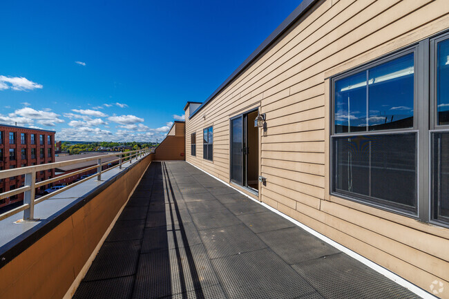 3 habitaciones, 2 baños - 1350 pies cuadrados - Balcón - Clinton Street Commons Apartments