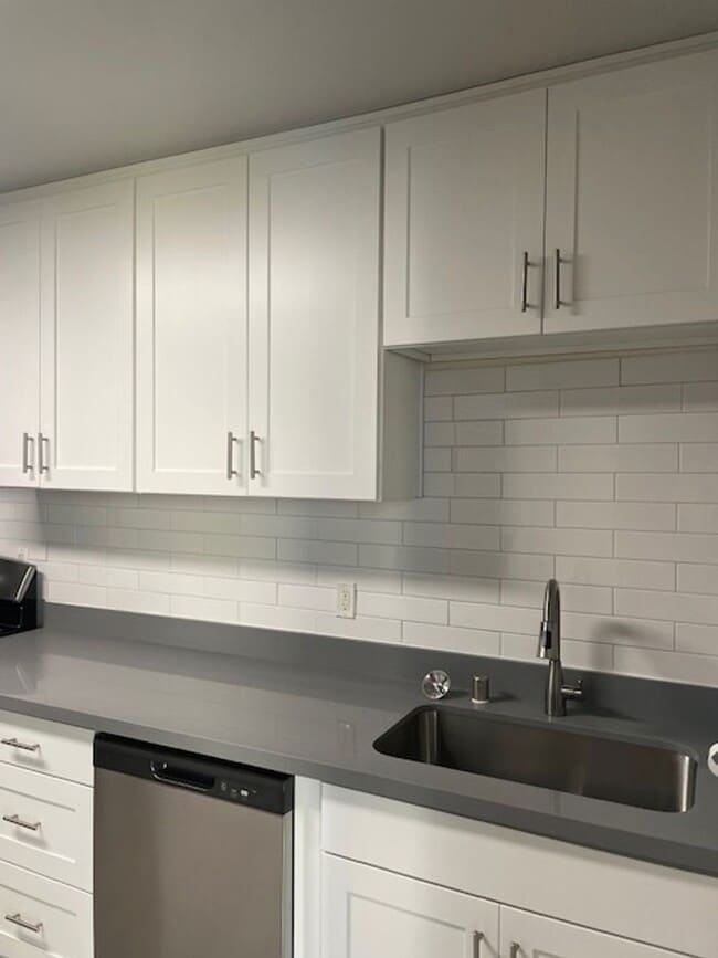 Photo - Farrah Apartments: Leasing Specials! 1 & 2 Bedroom Renovated Units