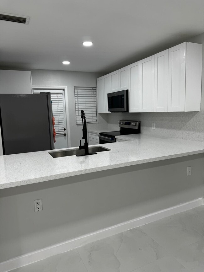 Building Photo - 2461 SW 82nd Ave Unit Arrowheadh