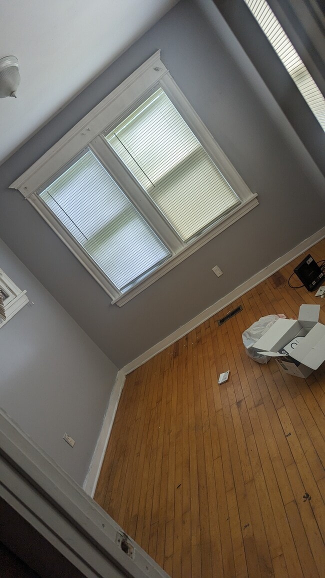 Building Photo - 2222 Emerson Ave N Unit 2