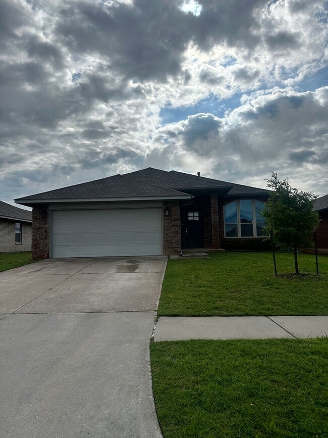 FIRST MONTH FREE - 4 BEDROOMS! - FIRST MONTH FREE - 4 BEDROOMS! House