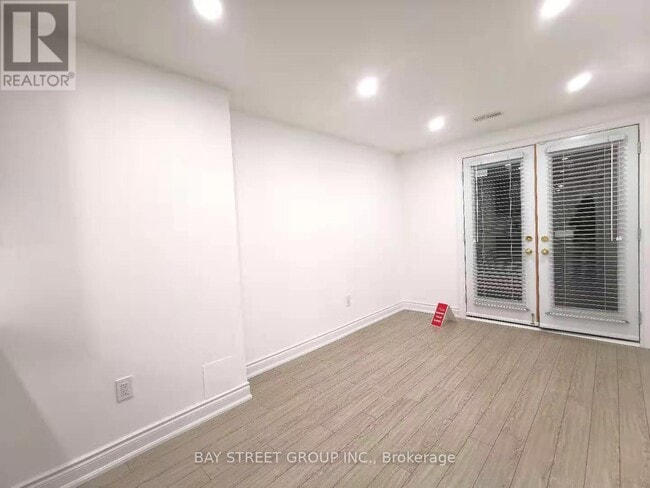 Photo - 267 Bathurst Glen Dr