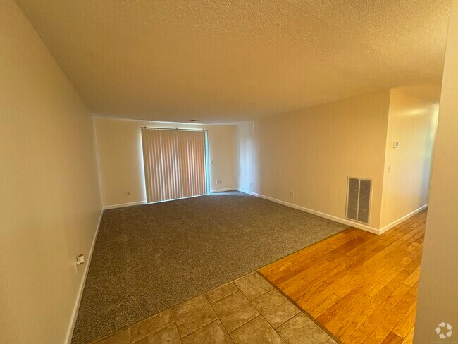 Building Photo - 44 Surrey Dr Unit A5 Rental