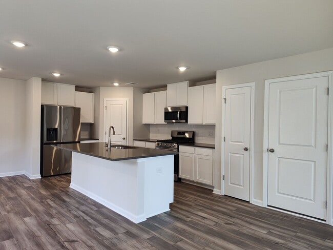 Photo - Beautiful End-Unit Home in Blackwood Creek!