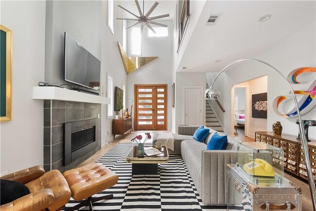 Photo - 1124 Hawthorne St NE