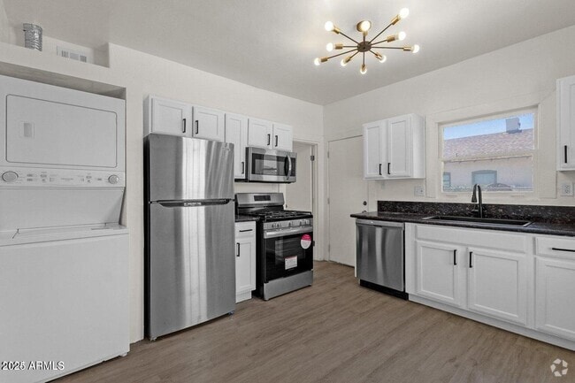 Building Photo - 325 N 18th Dr Rental