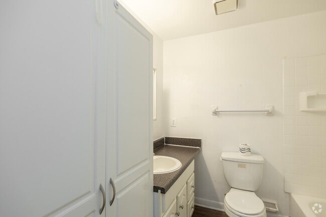 Queen Deluxe - 3BR, 1.5BA - 1200SF - Bath