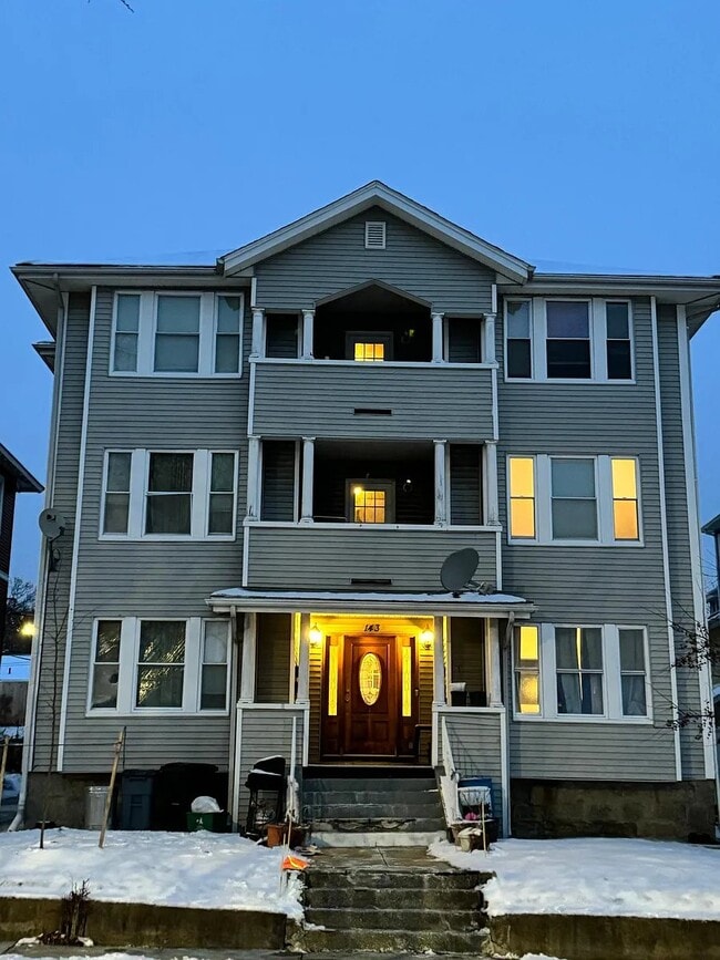 Building Photo - 143 Providence St Unit 6