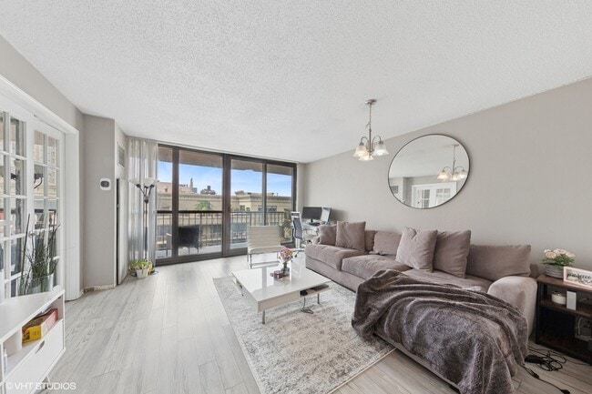 Photo - 10 E Ontario St