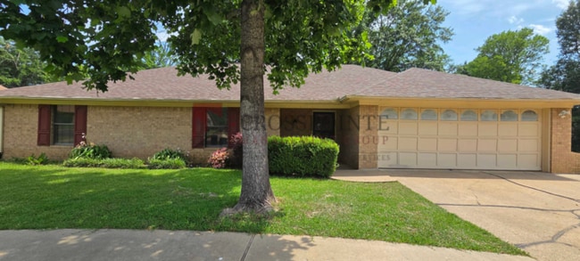 Building Photo - Spacious and Stunning 3 Bedroom 2 Bath Home in Longview!