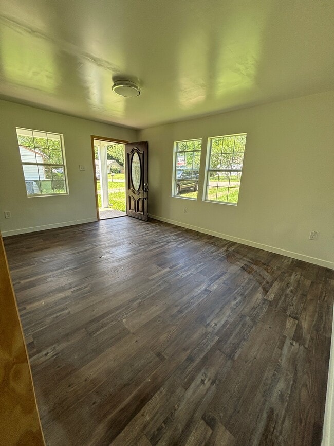 Photo - 916 Fairway Dr NW