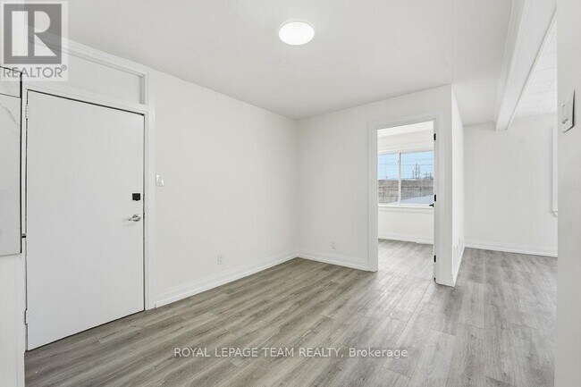 Photo - 874 Clyde Ave N Unité 1